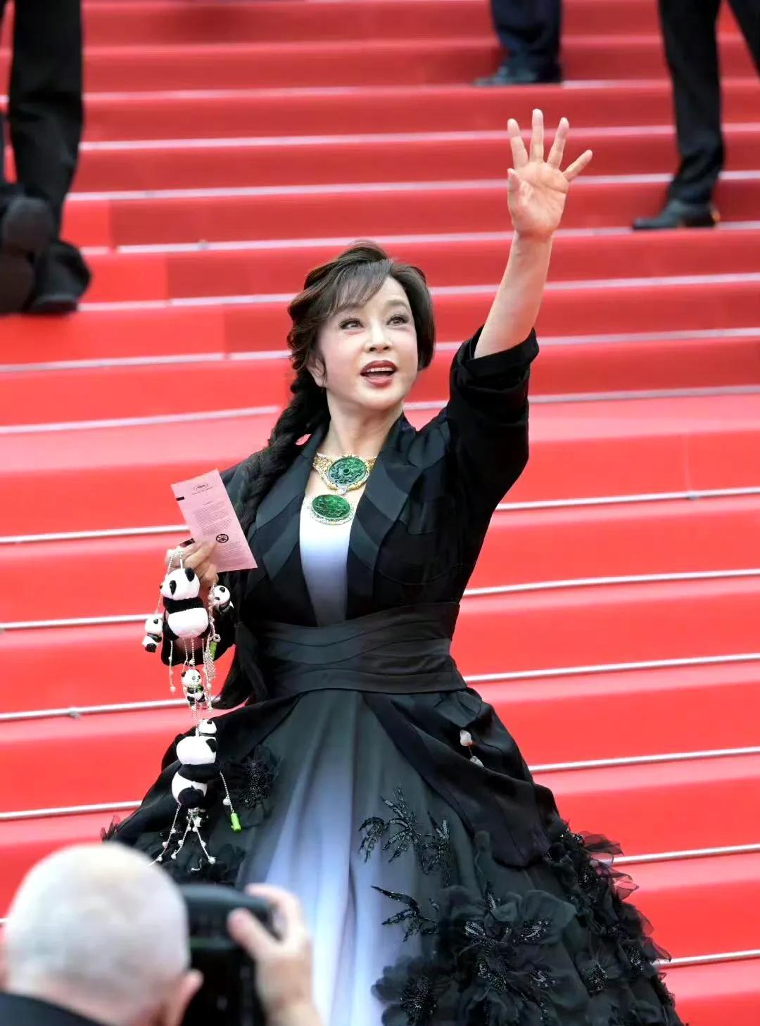 举报人王耀回应刘晓庆声明5月16日下午，有自媒体账号“六房湾王哥”自称举报刘晓