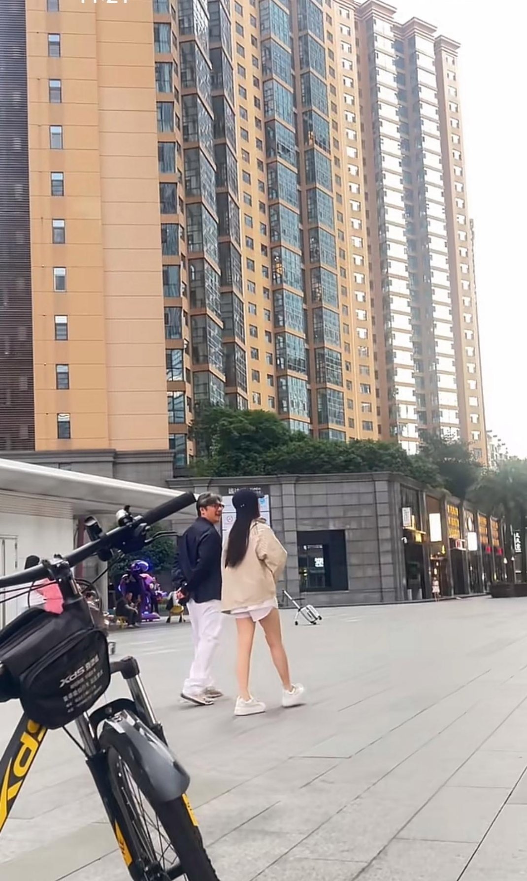 李湘居然瘦成这样了？和王岳伦同框带女儿散步！瘦身后整个人都轻盈了​