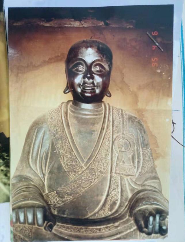 “必须彻底严查！”近期，有游客在北京观复博物馆参观时，发现展柜里一尊铜造像越看越