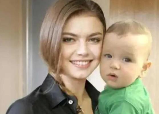 2009年，俄罗斯体操女皇卡巴耶娃在一家医院未婚先孕，生下了一个男婴，面对记者的