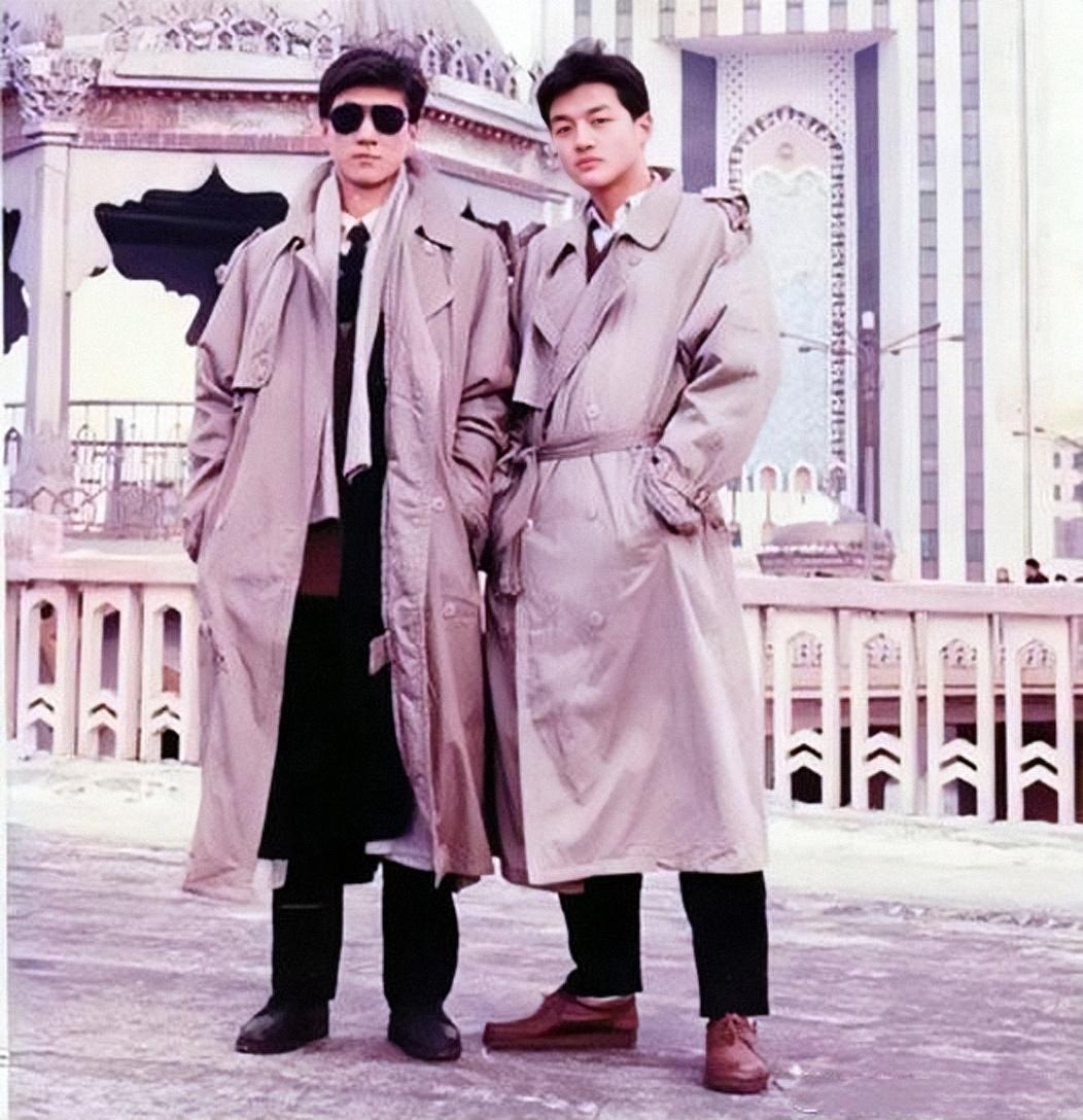 1990年间，李亚鹏和哥哥李亚伟在乌鲁木齐人民立交桥头，留下了这张合影。这一年