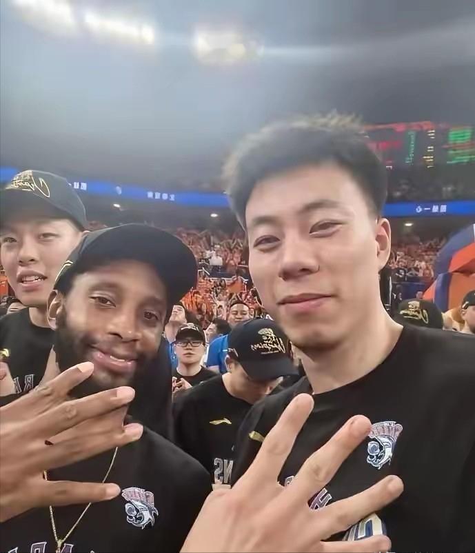上海男篮能否完成三连冠？大胆预测！几乎不可能，原因有四点。一次夺冠，证明这套