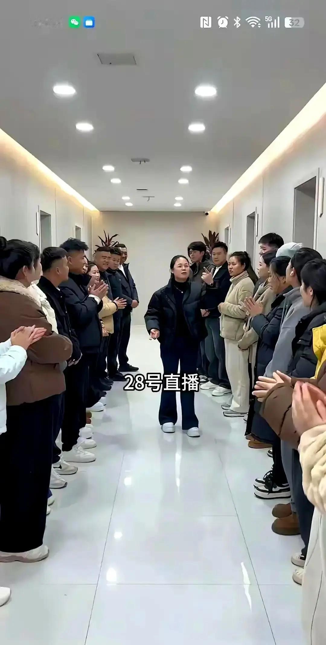 399元护肤品成本26块我扒了配料表，连甘油都没舍得放足。主播喊破喉咙说全