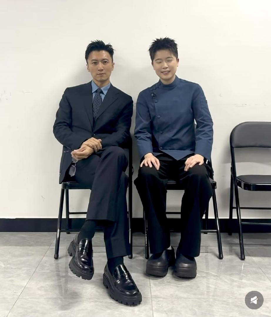 7月28日，谢霆锋在长沙录制完《一饭封神2》后与嘉宾合影，穿西装打领带，骨瘦如柴