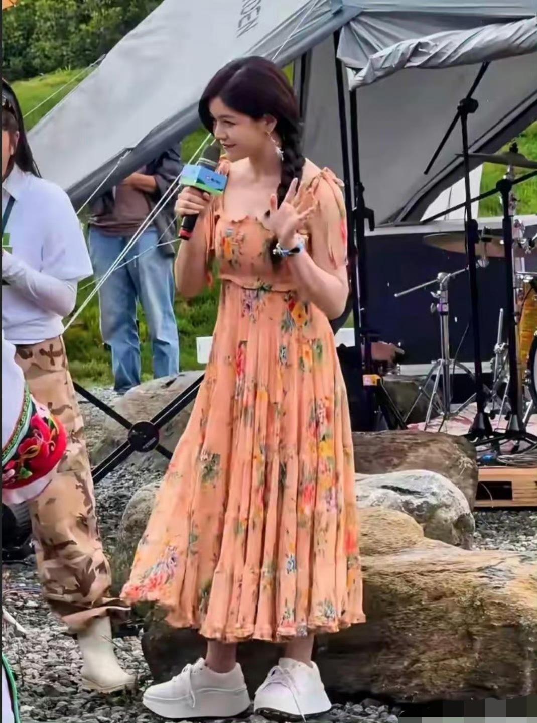 陈妍希真不怕尴尬，带假发这么明显就算了，还穿着接近10厘米高的小白鞋，这种刻意营