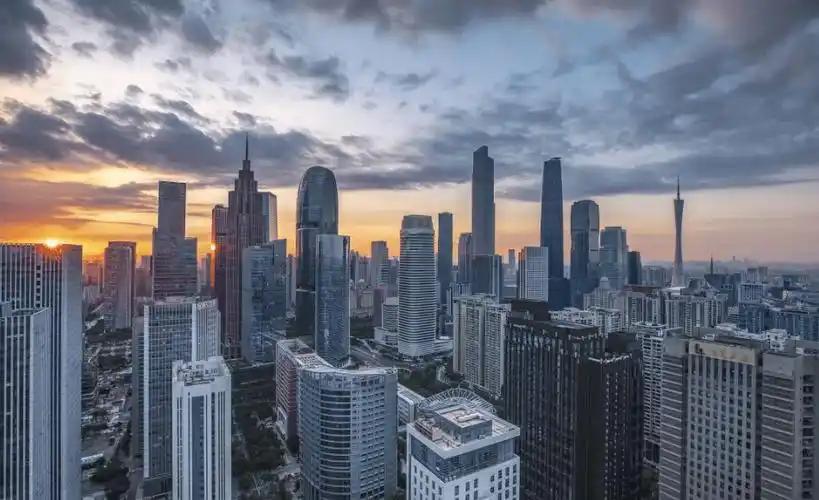 华尔街日报认为，中国房地产泡沫已经导致18万亿美元的财富损失，相当于每个家庭损失