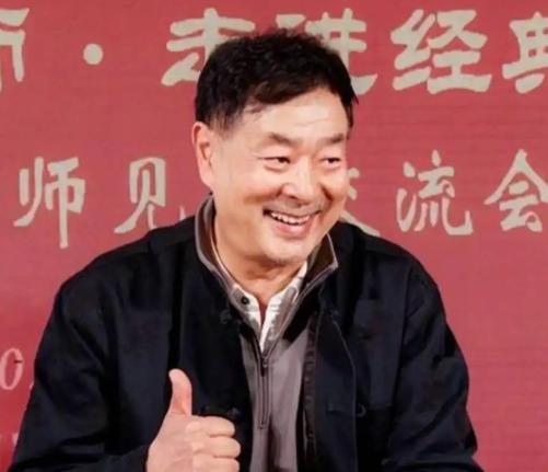 凌晨1点的北京，72岁的濮存昕在北京的老旧家属院里，用一根布绳将自己和94岁患阿