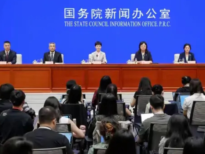 西方媒体如何看待中国发放生育补贴。欧洲新闻网称，补贴为每个婴儿3600元或者说4