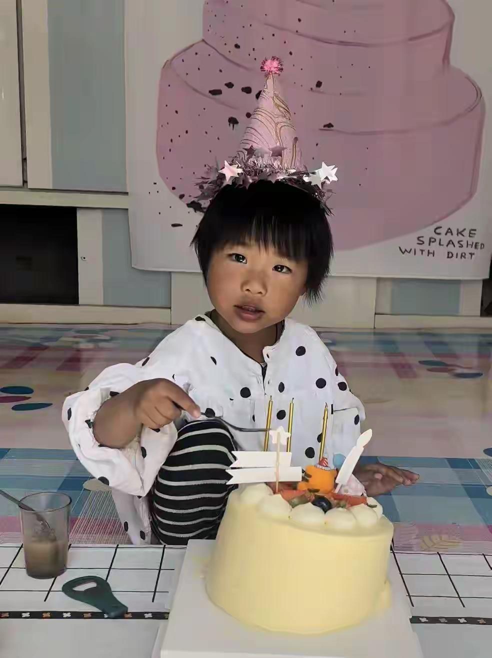 家属悬赏10万寻人辽宁4岁女童车内失联，千人搜寻急煞人辽宁朝阳4岁女童丁