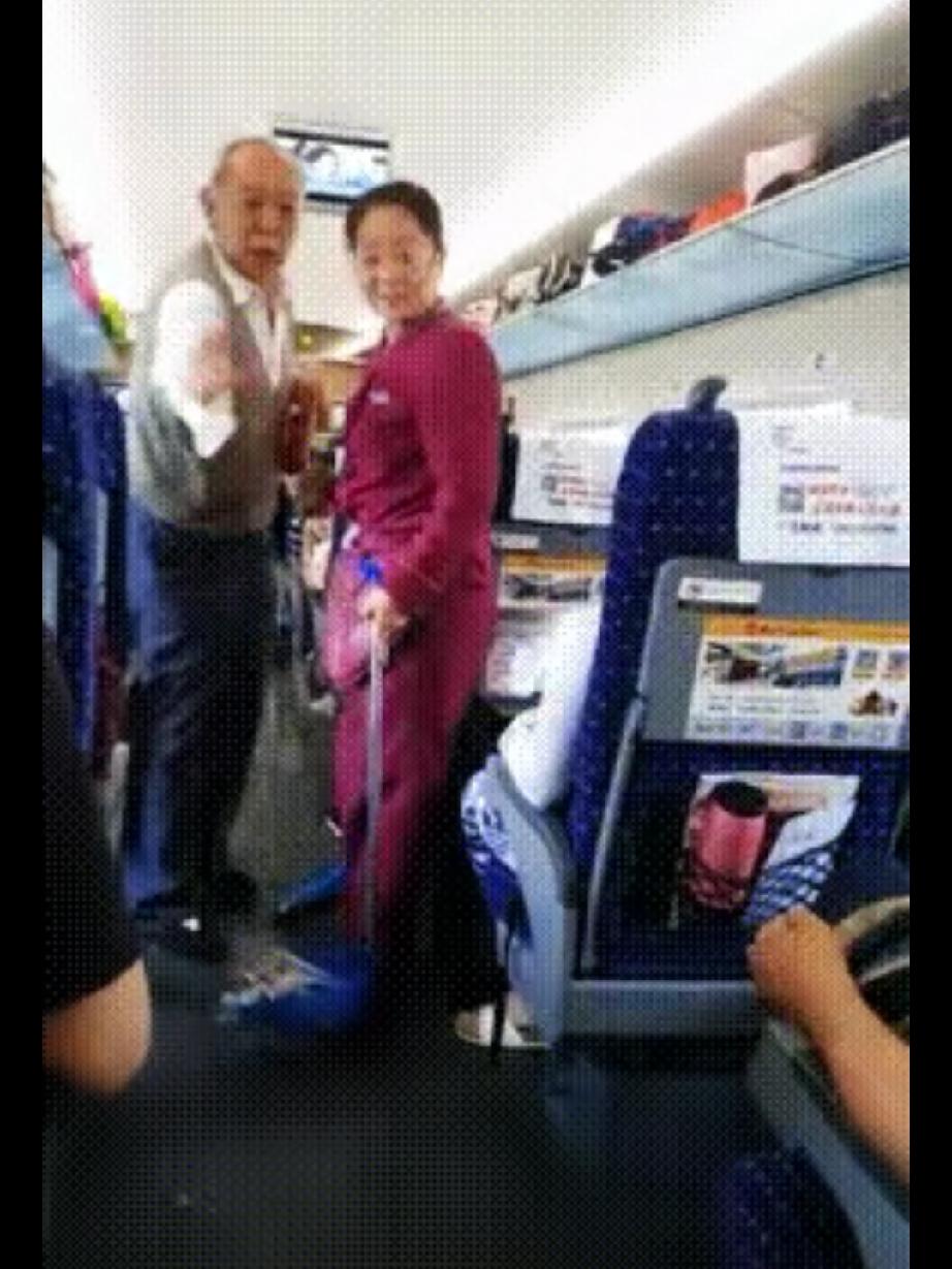 见过缺德的，你见过这么缺德的吗？事情发生一列火车车厢里，乘务员打扫卫生时，只因为