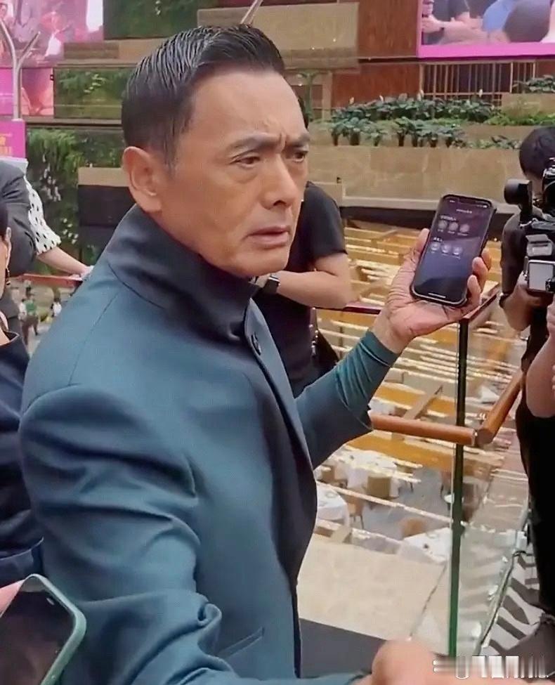 有网友偶遇70岁的周润发，虽面容略带憔悴，但一头乌黑头发很显精神，整体状态看着相