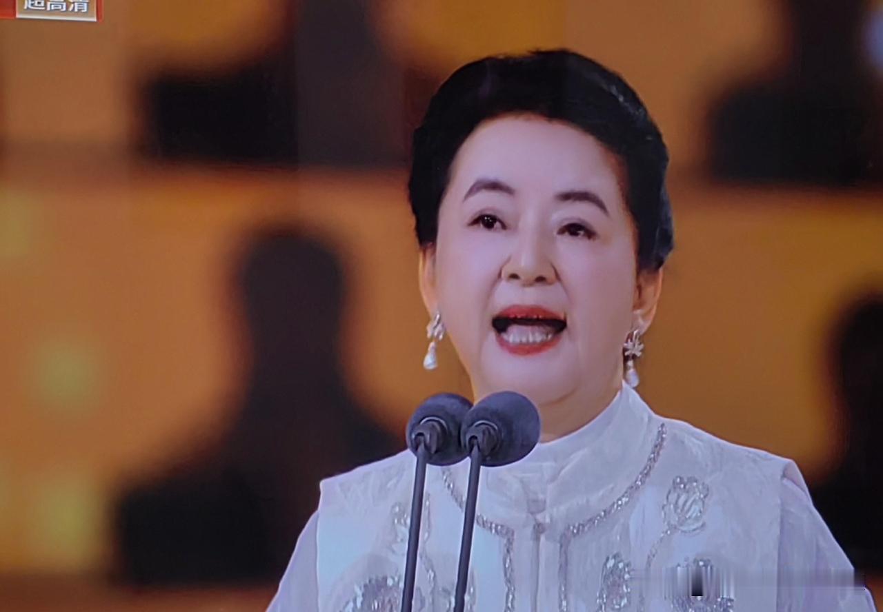 女神也老了不少，大家还能一眼认出来这是哪个女明星？60多岁的她颜值下滑的不少，