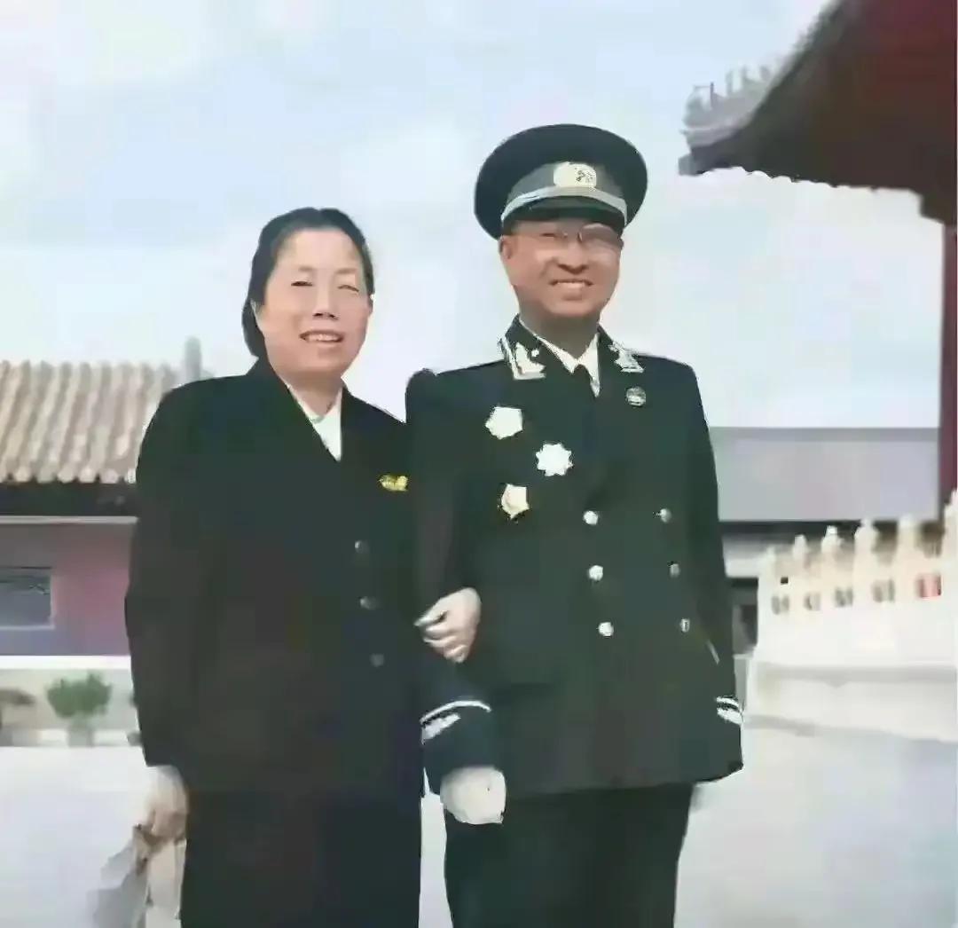 大家谁知道这是邓大姐与哪位将军的合影呢？总理与陈大将既有师生之情，又有战友