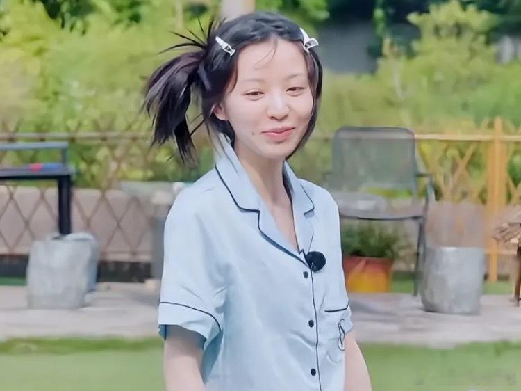 很难在综艺上见到这么素的素颜田曦薇这真的是直接把原生颜值摊开给大家看，素得彻底，
