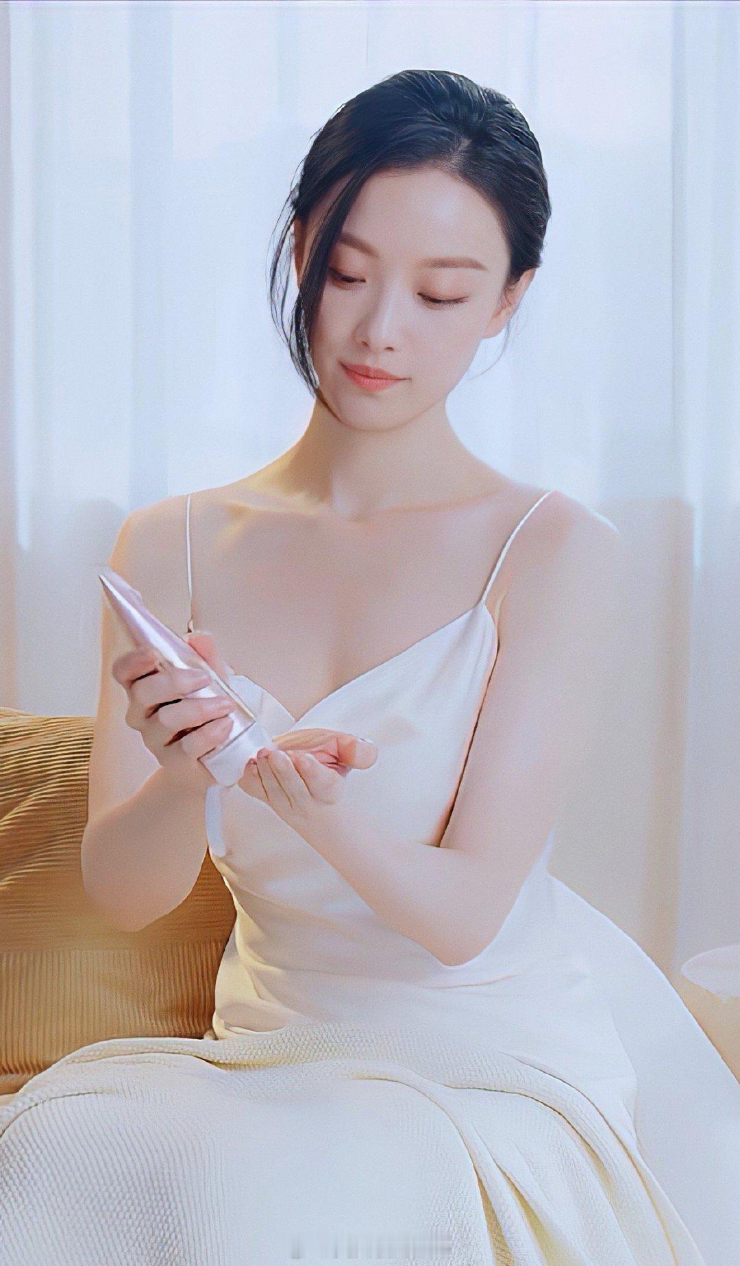 倪妮白色吊带裙好美​
