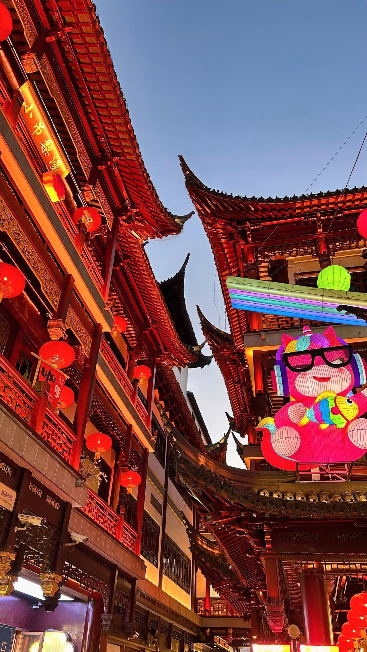 分享一张上海夜景照片上海老城隍庙的夜景。张灯结彩，游人如织，充满着浓郁的节日气氛