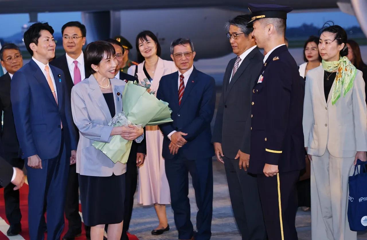 5月1日晚，日本首相高市早苗乘坐专机抵达河内内排国际机场，越南方面安排了高规格的