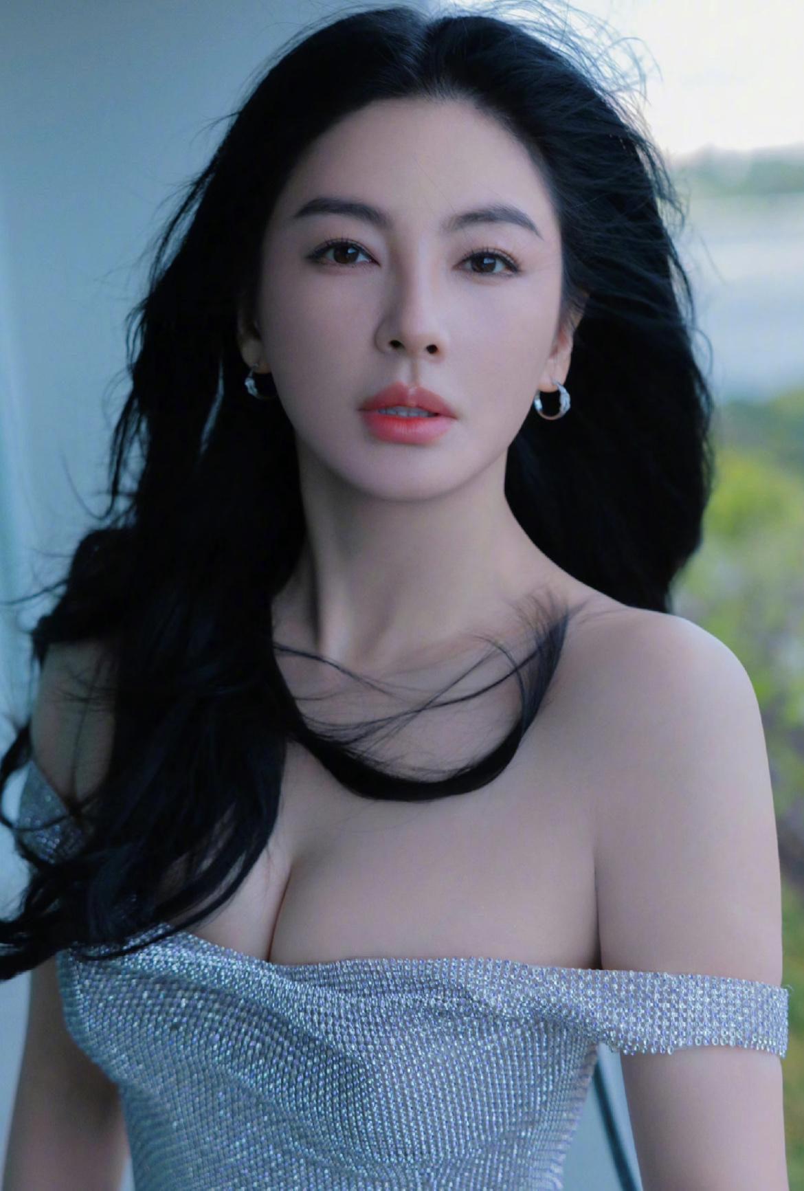 人在江湖飘，迟早要挨刀。张雨绮美艳性感，就没有她拿不下的男人。扇前男友汪小菲的