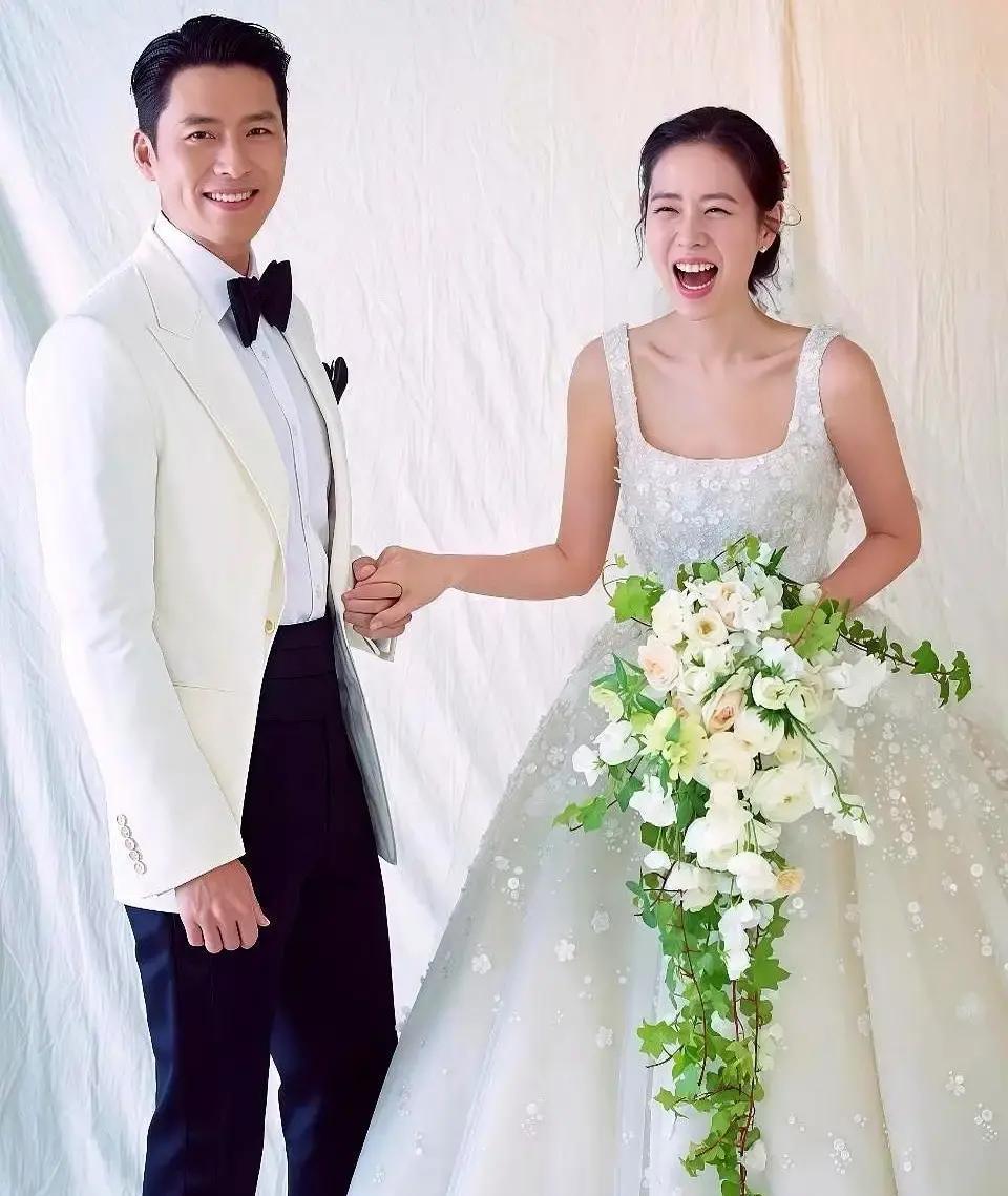婚纱300万韩元，她赢在哪？不是牌子，是把人放C位。申敏儿穿的是De