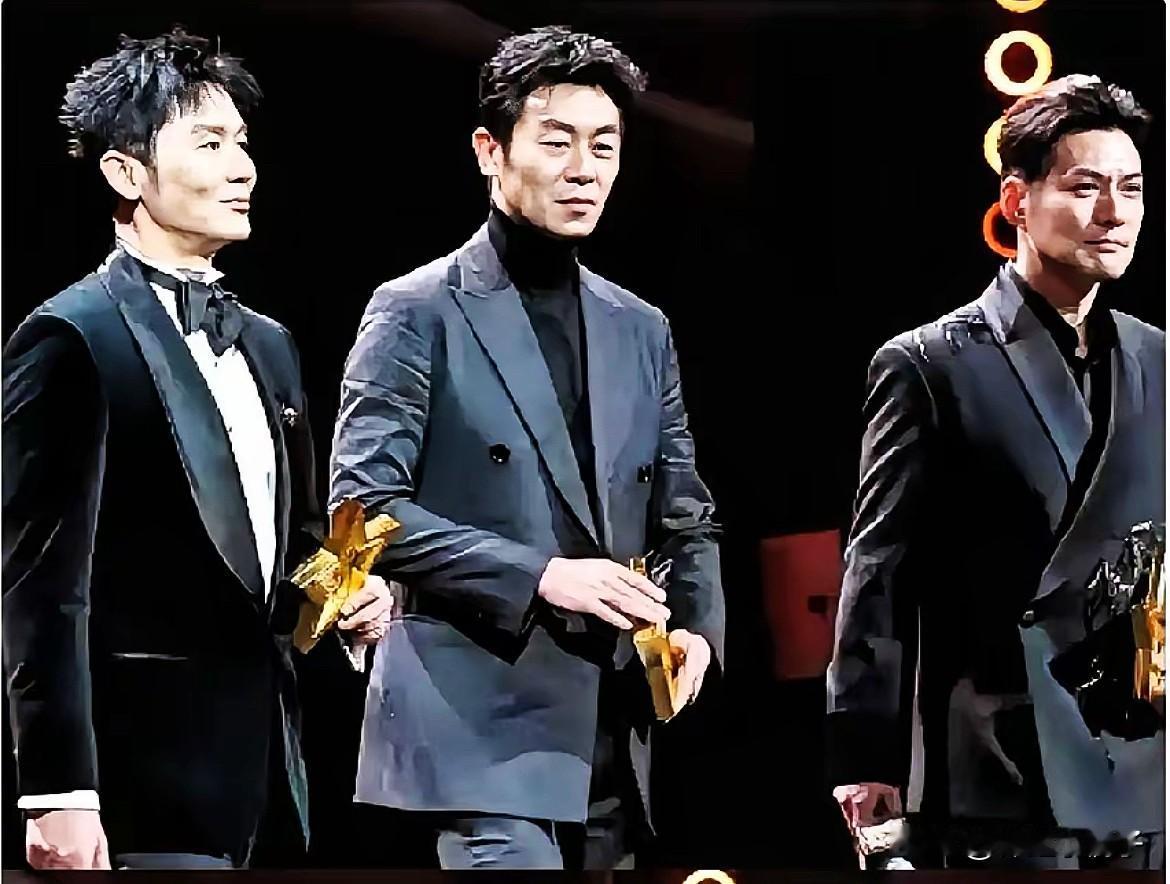 这一看真的吓一跳，李晨这是咋了？昨天国剧盛典，他和朱亚文、严屹宽往那一站，简