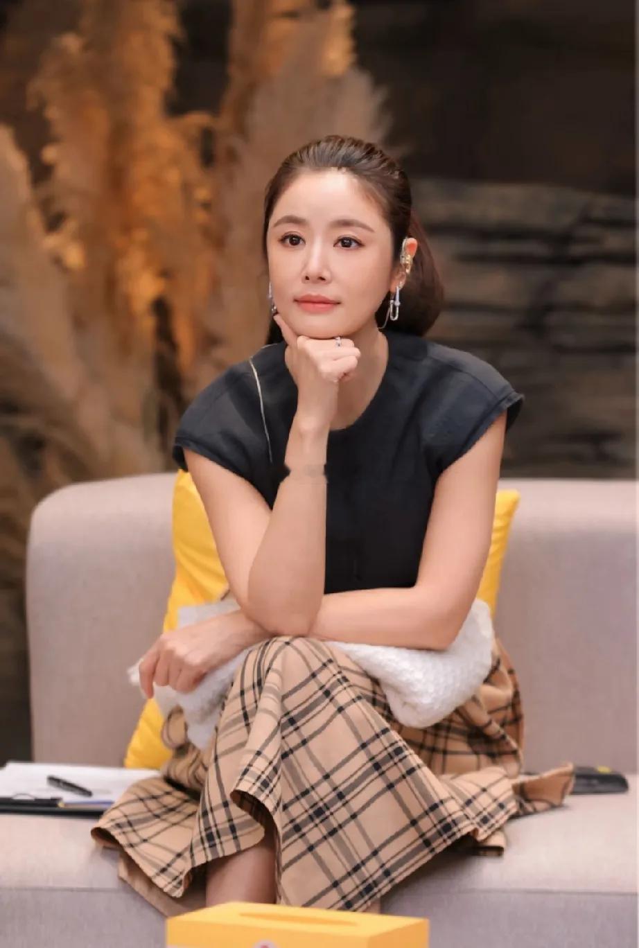 林心如这套知性穿搭太显温婉气质，垂顺版型衬得身姿曼妙从容，把熟龄女性的温润精致氛