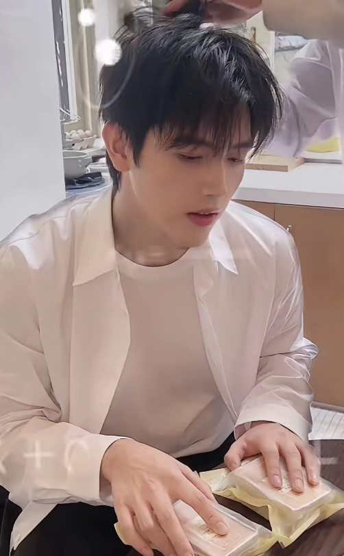 陈飞宇这波身材管理是真拼啊近日刷到他，近一个月没碰过晚饭，全月正餐加起来才