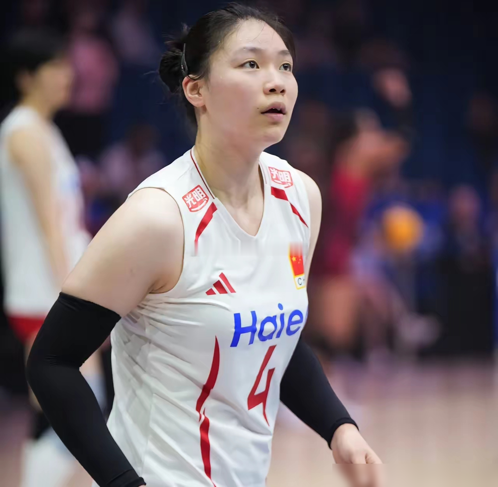 中国女排直接把主二传从亚运名单上拿掉了。不是轮休，是伤病加体能双重崩盘，亚锦赛打完就撑不住全场了。教