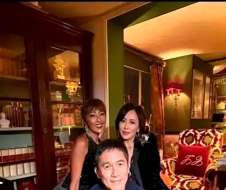 刘嘉玲家的跨年夜，那英不去湖南卫视捞金，偏要来这小客厅献唱。天后王菲素颜睡衣，