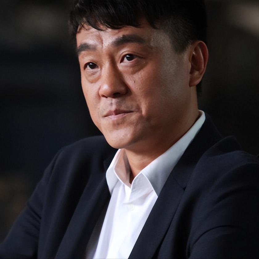 演员何冰说，第一次去中戏报名，我的自信就全完了，正写表呢，进来一人，一米八五的个