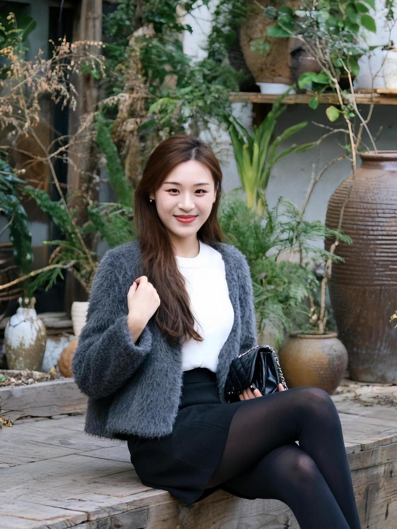 今日穿搭(OOTD)灰绒轻裹素襟柔，墨裙微曳倚清秋。藤壶绕壁添幽意，一笑