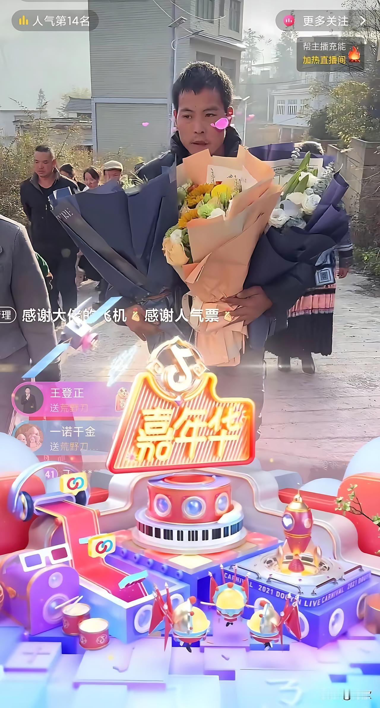 一夜爆红回村，全村夹道欢迎！贵州山路上，乡亲们敲锣打鼓迎刀疤哥回家，直播礼物刷到