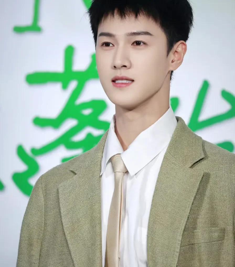 我敢说李昀锐就算不当演员他也不愁没钱，倒不是说他家庭条件好，而是因为他会的技
