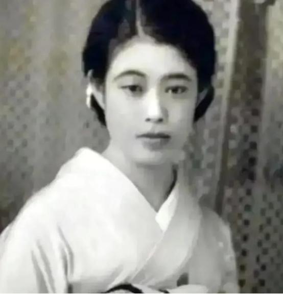 康有为在日本时，恰逢第三位姨太太怀孕，便请了16岁少女市冈鹤子当女佣。初次见面，