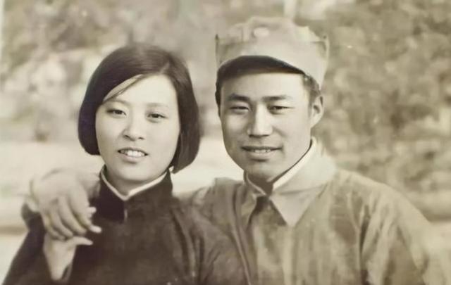 这是1967年秋，传奇名将王近山的一张留影。当时他已经不再是北京军区副司令员，不