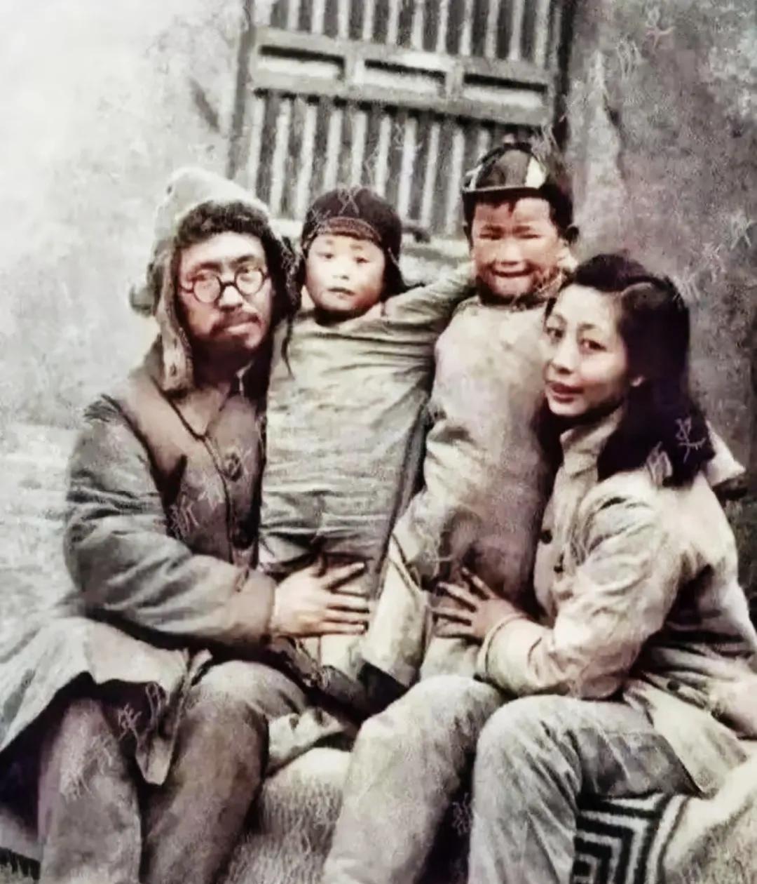 1942年的冬天，山东军区司令员罗荣桓与妻子林月琴带着儿女拍了张全家福。照片里两