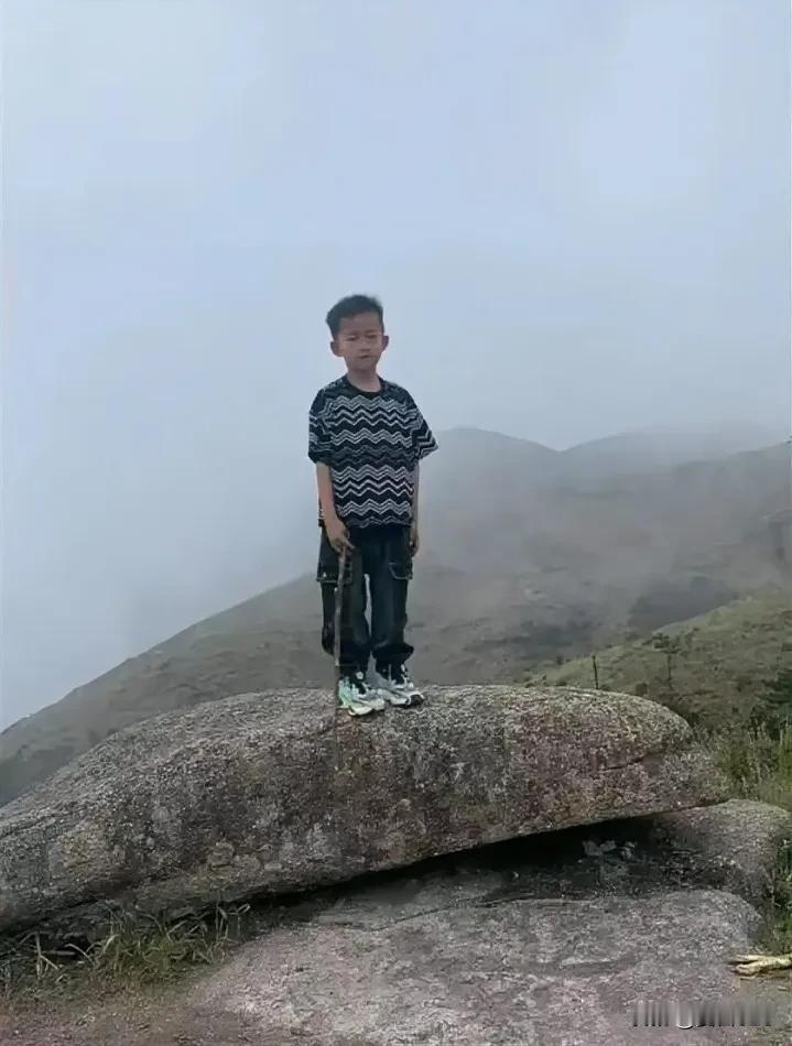8岁男童在福建石谷解登山失联已超40天，搜救行动仍未放弃，家属坚信科学力量。自