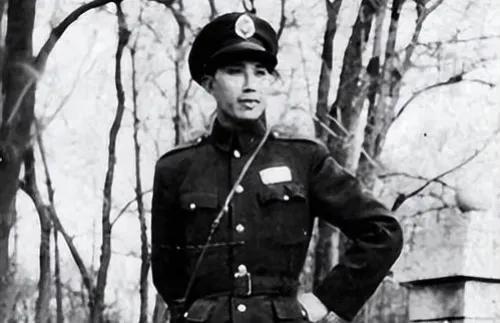 最坑张灵甫的队友？哪是李天霞！说到张灵甫败亡孟良崮，一般都会想到李天霞的见死