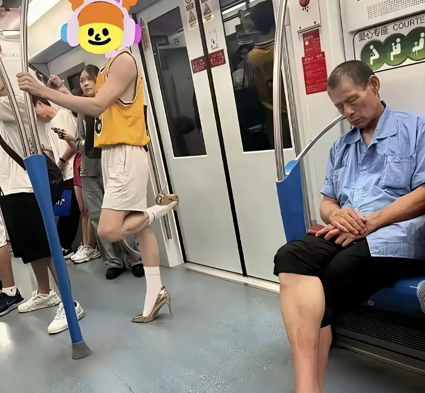 地铁一幕：假如他是你家孩子，你该咋办？