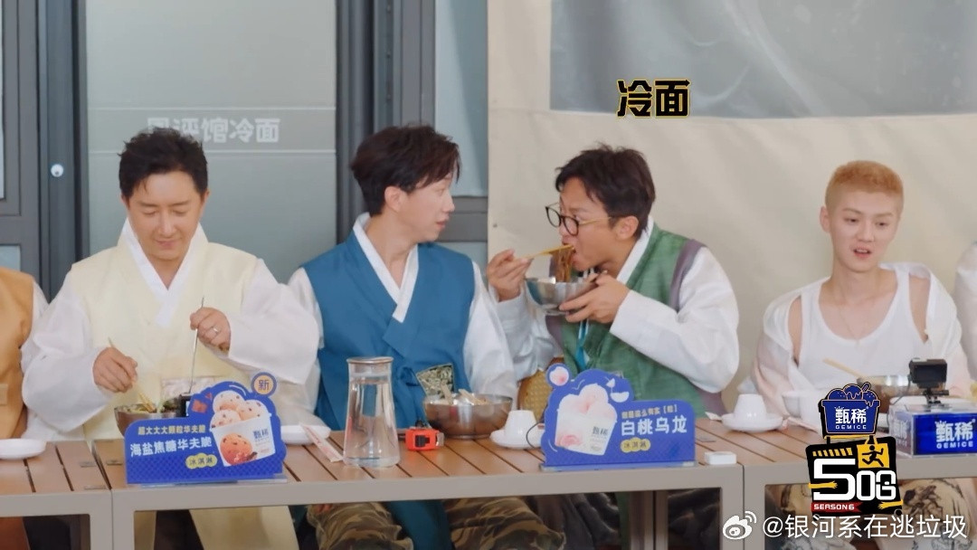 鹿晗白里透红具象化鹿晗五哈有自己的奥特曼哈哈哈哈哈鹿晗的新发色配上那张脸，白里