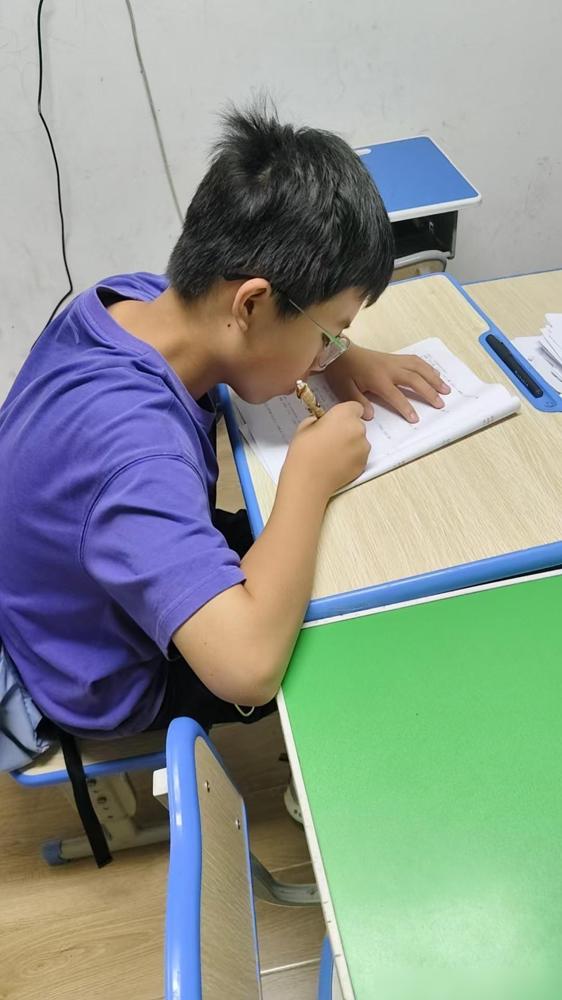 这个暑假又火了一个词，叫“预制娃”，顾名思义，就是家长利用寒暑假等假期，让孩子提