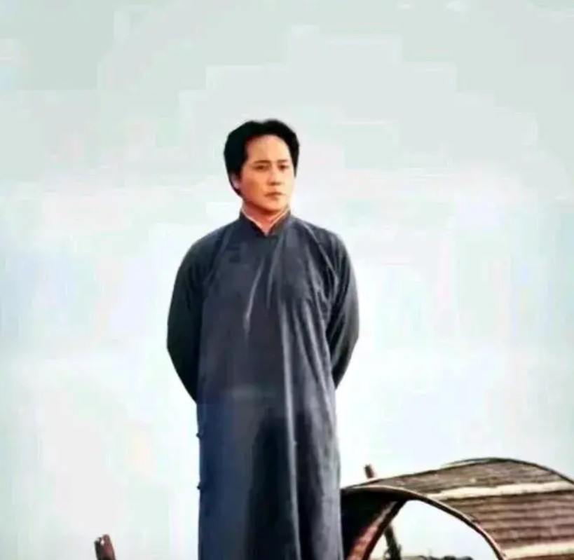 随便一个演员化化妆就能演主席？让于和伟演毛主席实在是不合适！于和伟除了脸瘦些跟年