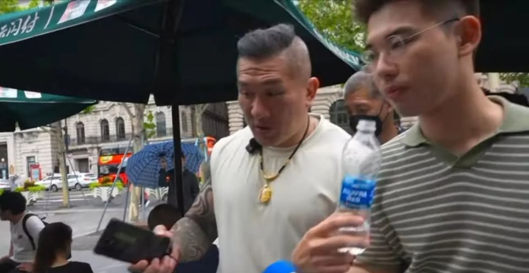 台网红馆长在上海访问呼吁自己人不打自己人台湾网红馆长今天继续在上海进行个人
