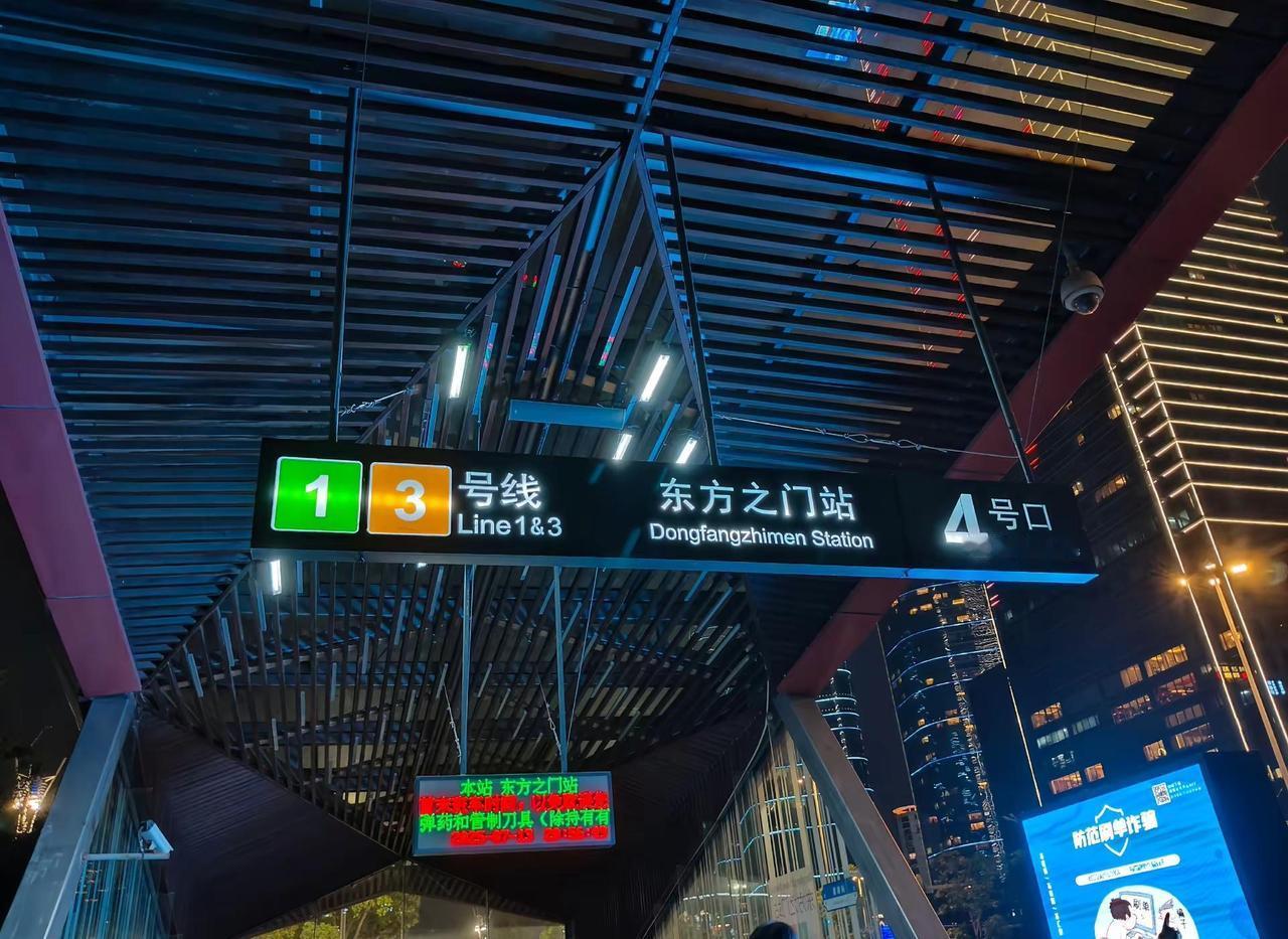 金鸡湖畔，高楼林立，因其强大的工业实力，经济总量位居全国第六，也是全国最强的普通