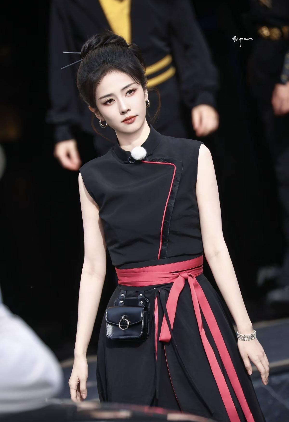  白鹿的美从来不止一种风格，可盐可甜，这一套又酷又美[比心]娱乐