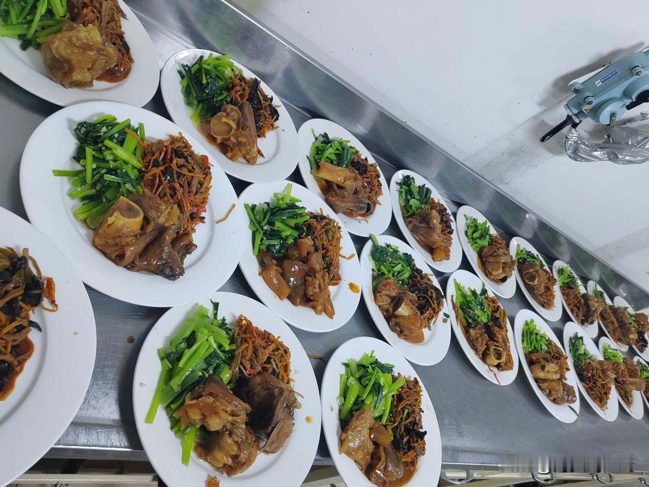 今天吃午餐的时候，有一个哥们对我说，大厨，怎么感觉分餐后菜量大了呢！我说，现