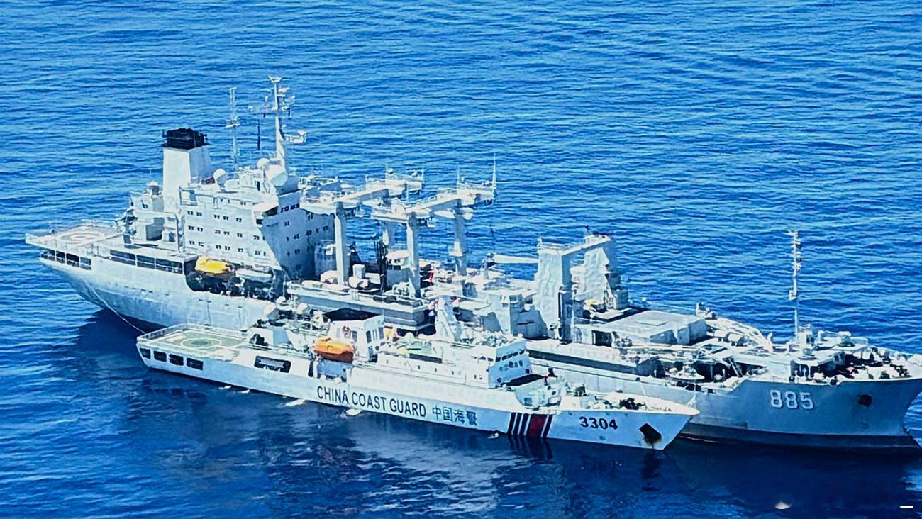 美媒关注中国海军补给舰在黄岩岛海域对中国海警舰艇进行补给的行动。根据菲媒上周五拍