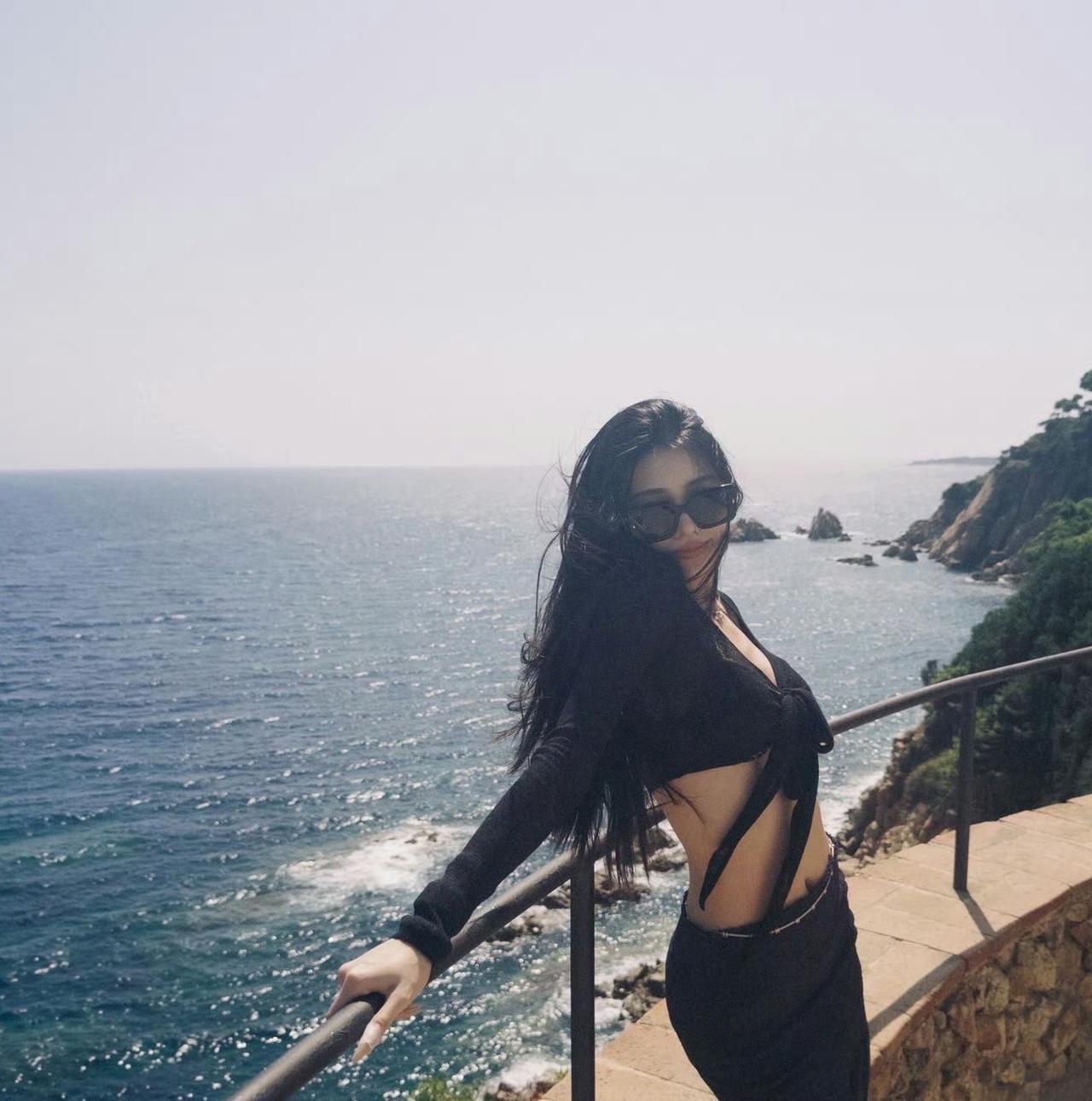 汪峰女儿，还好遗传对了[捂脸哭]8月25日，汪峰女儿小苹果在网上晒出一组海外