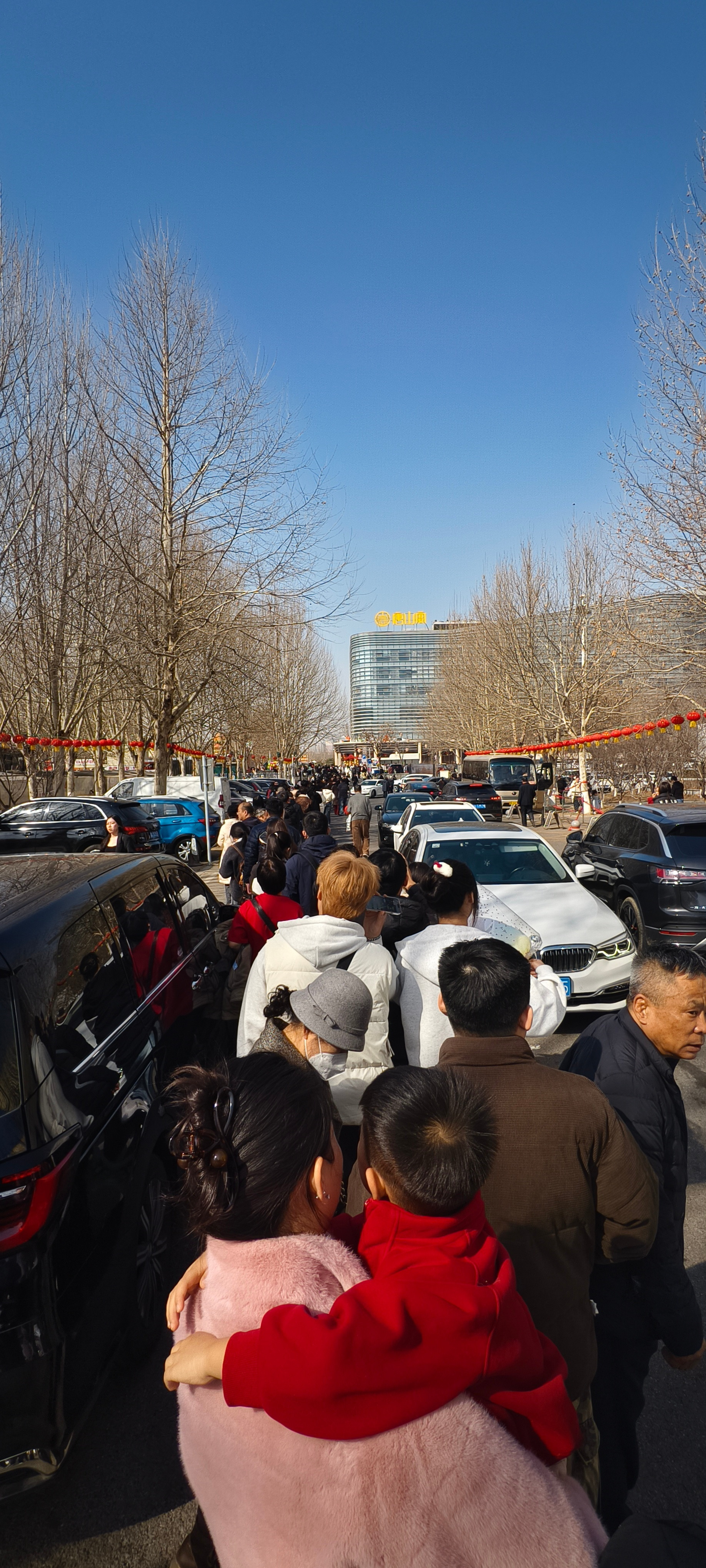 堪比春运的唐山宴排队现场(前面玻璃幕墙建筑就是唐山宴日常分享)唐山·唐山宴