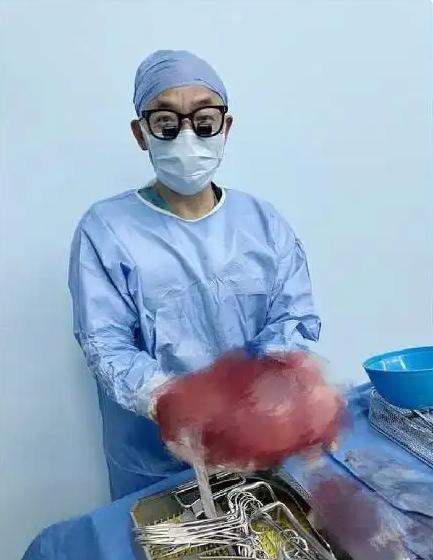 “幸亏发现了！”6月，广东17岁女孩和妈妈一起逛街买衣服，在试裤子的时候，老板娘