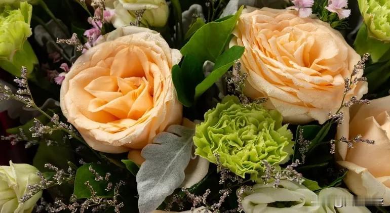 离婚3年，昨夜他再度敲响前妻的家门，见到女儿的瞬间，他潸然泪下。离婚3年，他栖